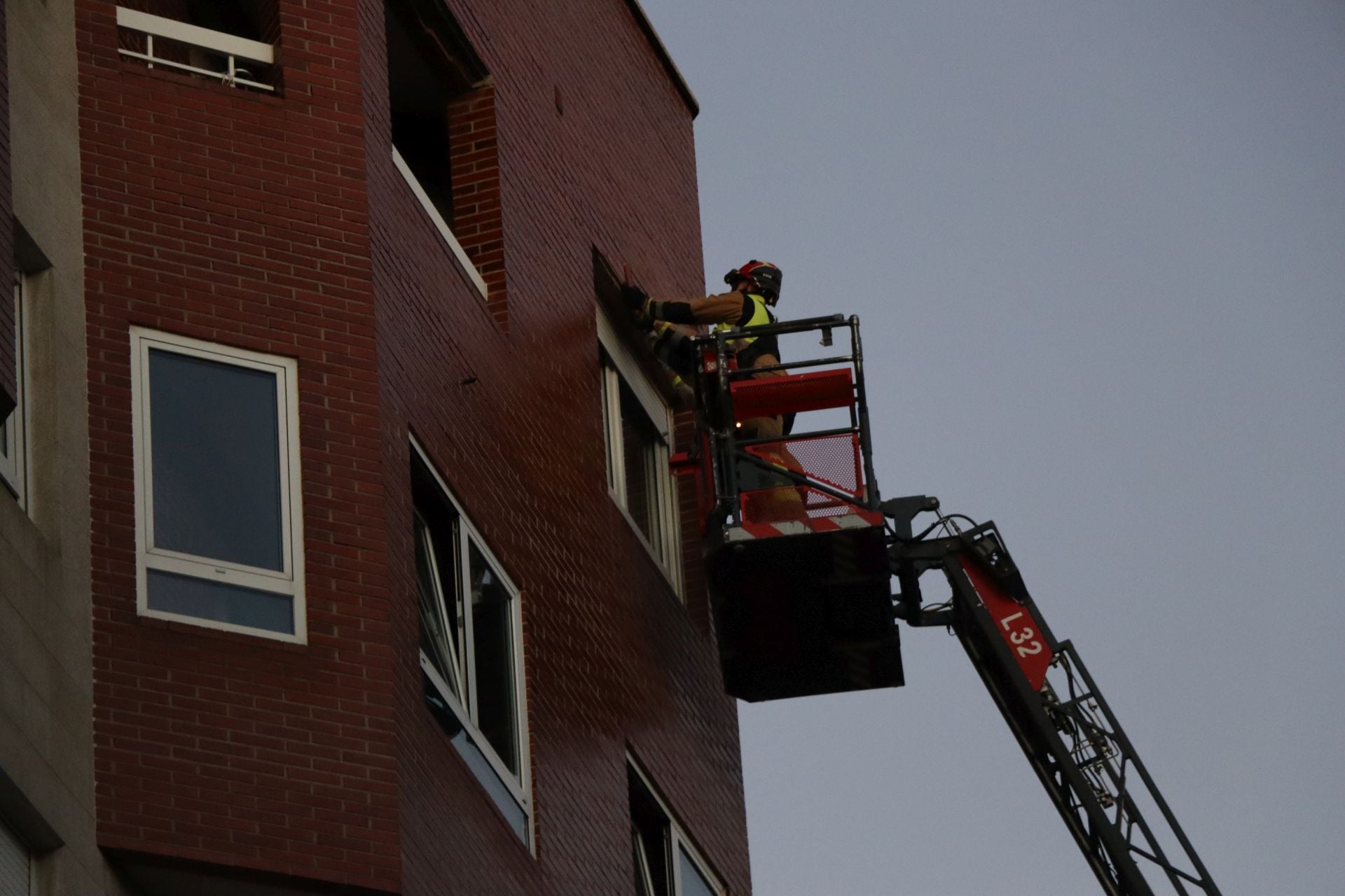 Bomberos de León intervienen en una fachada