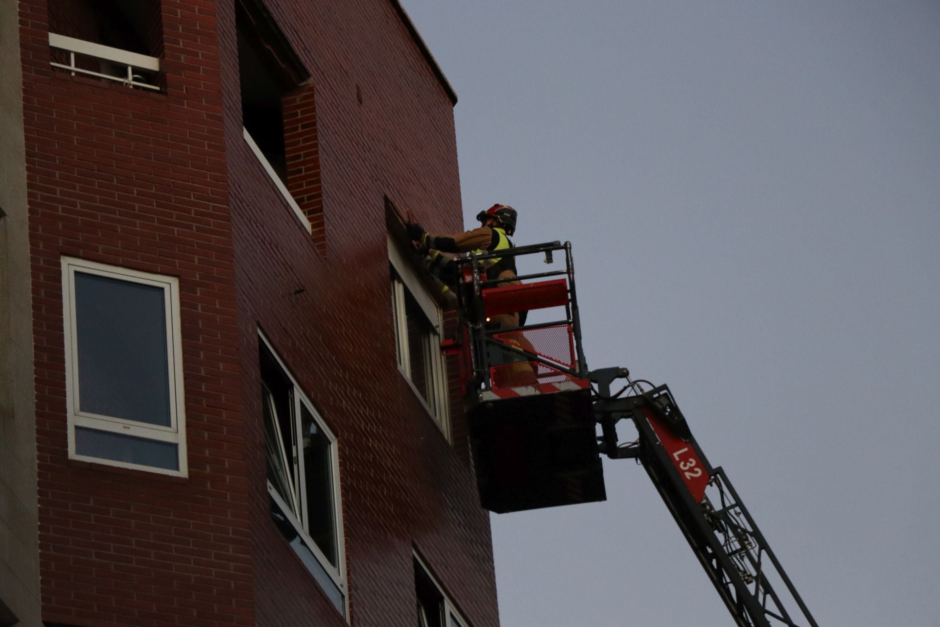 Bomberos de León intervienen en una fachada