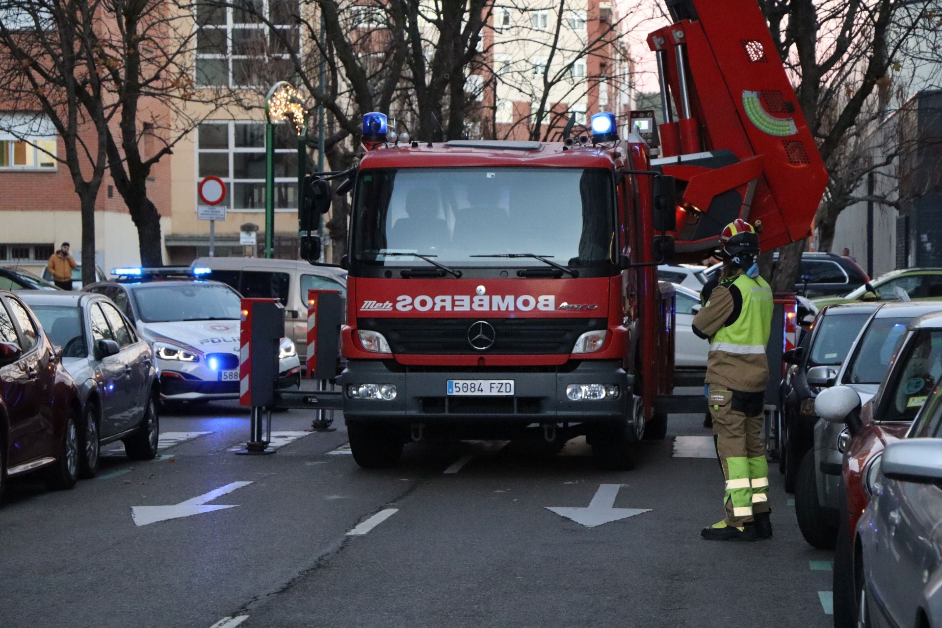 Bomberos de León intervienen en una fachada