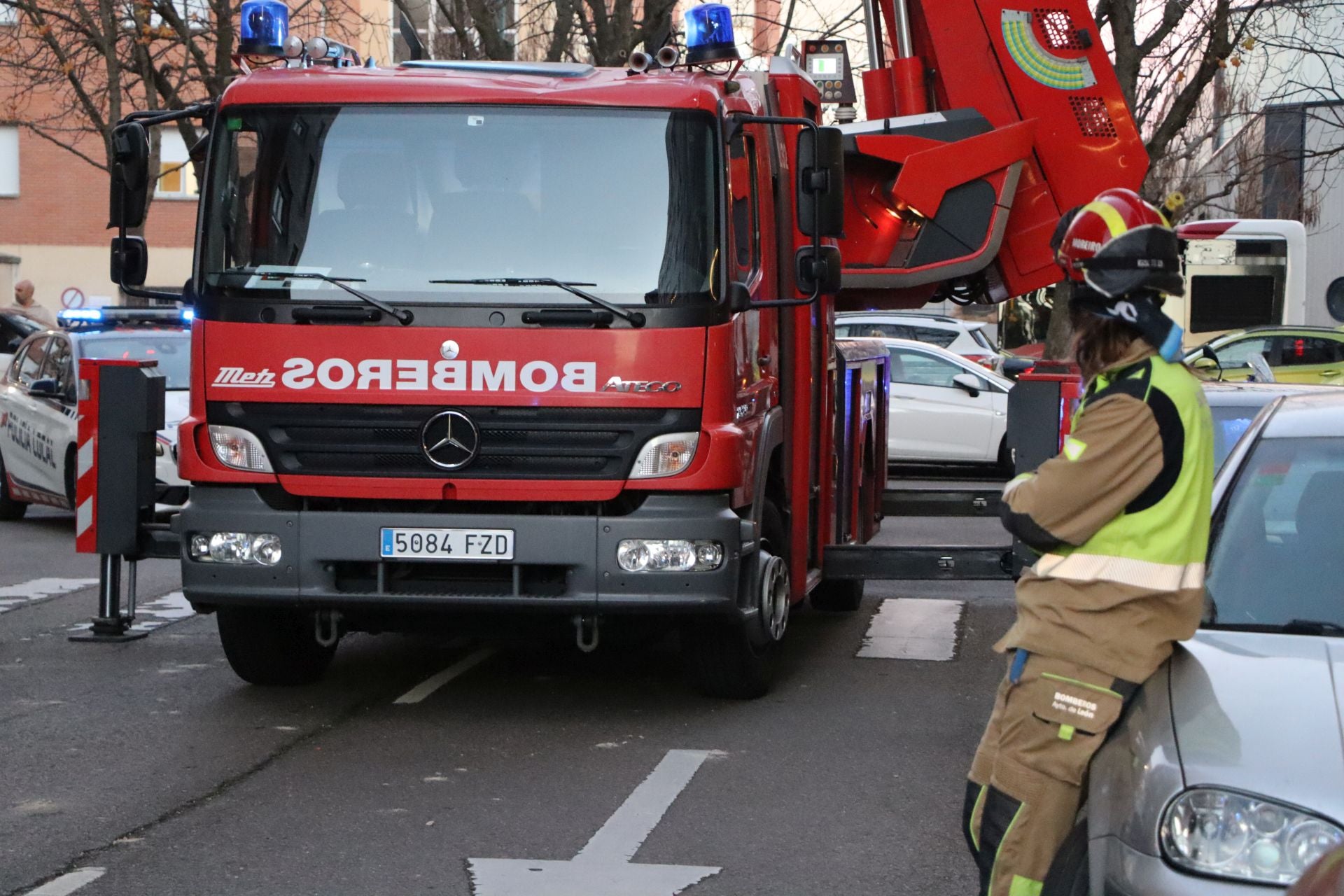 Bomberos de León intervienen en una fachada