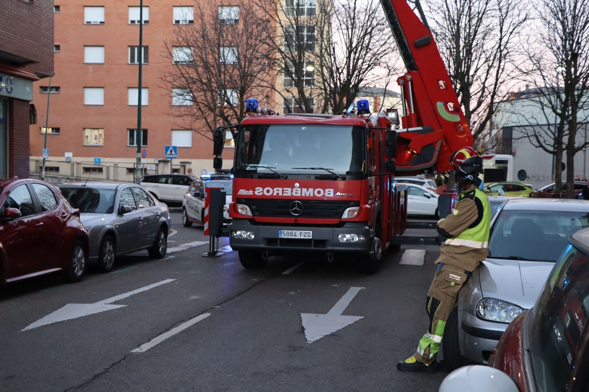 Bomberos de León intervienen en una fachada