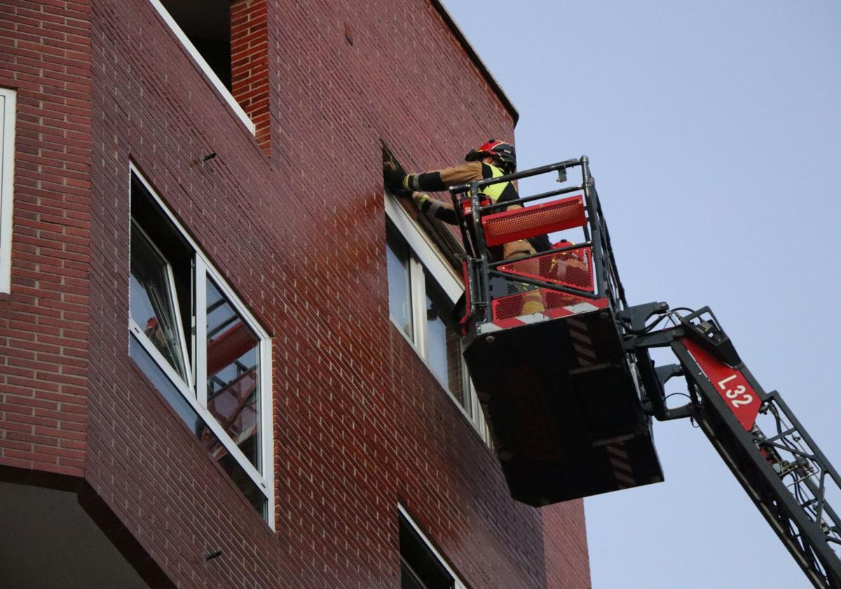 Bomberos de León intervienen en una fachada