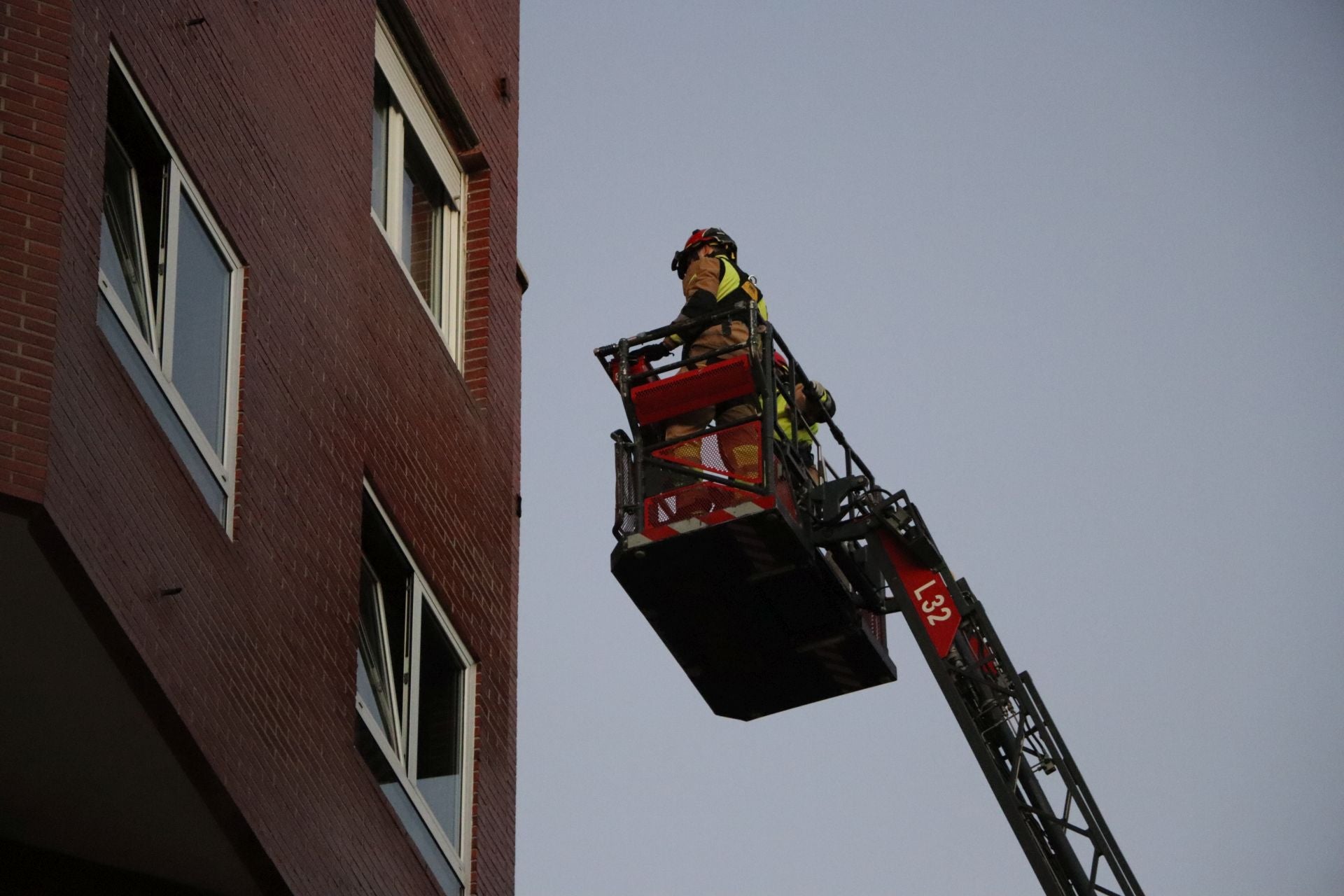 Bomberos de León intervienen en una fachada