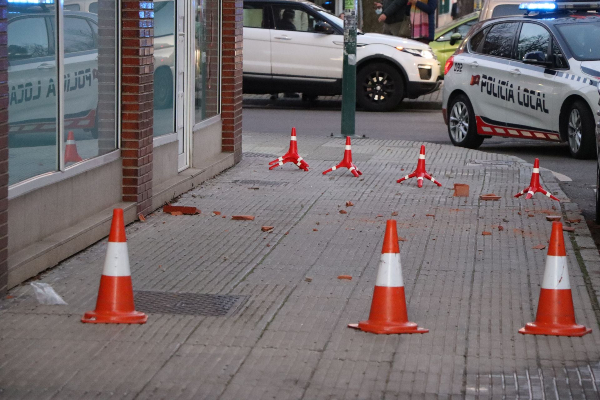 Bomberos de León intervienen en una fachada