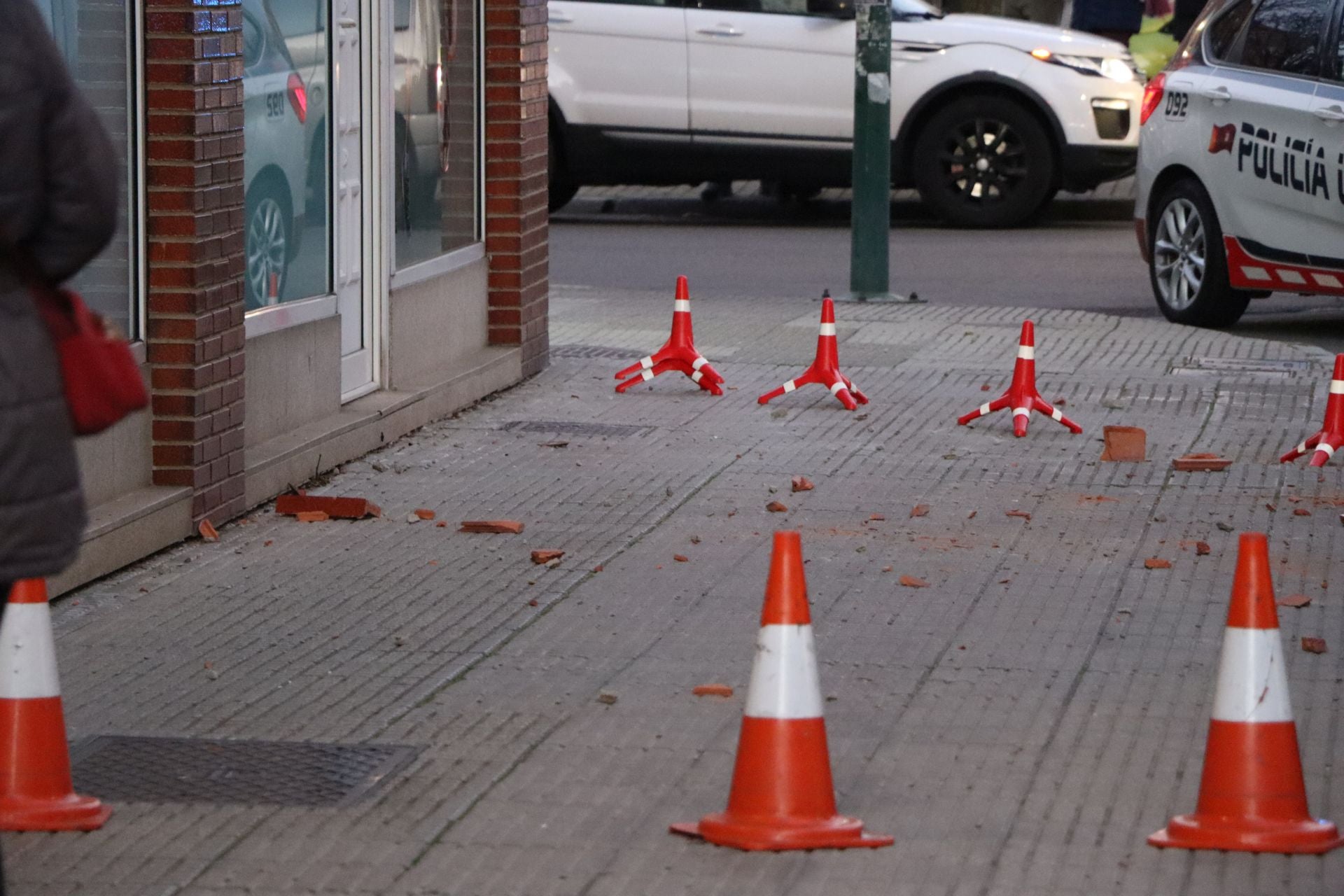 Bomberos de León intervienen en una fachada