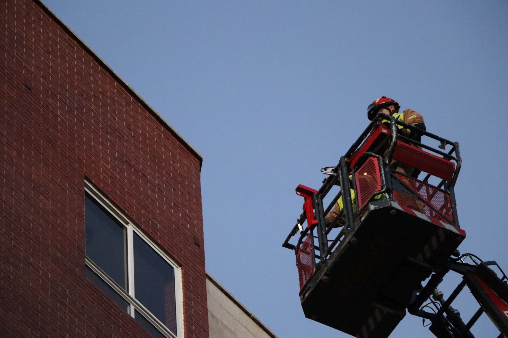 Bomberos de León intervienen en una fachada