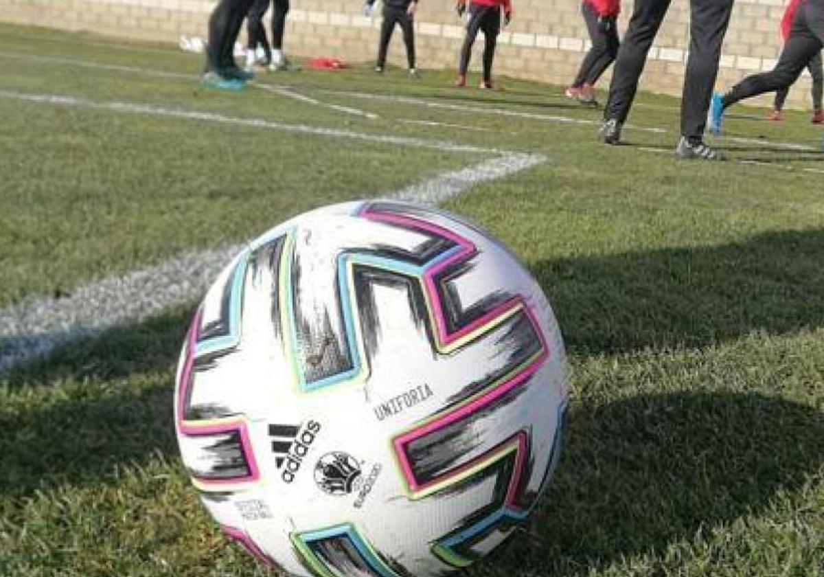 Imagen de archivo de un balón en un campo de fútbol.