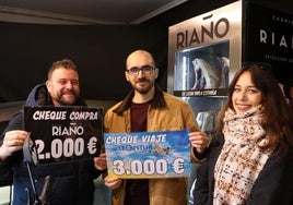 Ángel Sánchez, Diego y Celia con parte del premio del cestón de Cárnicas Riaño.