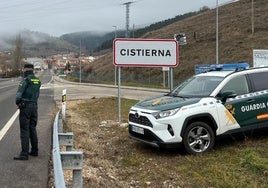 Una patrulla de la guardia Civil a la entrada de la localidad de Cistierna.