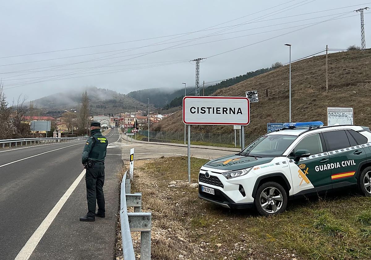 Una patrulla de la guardia Civil a la entrada de la localidad de Cistierna.