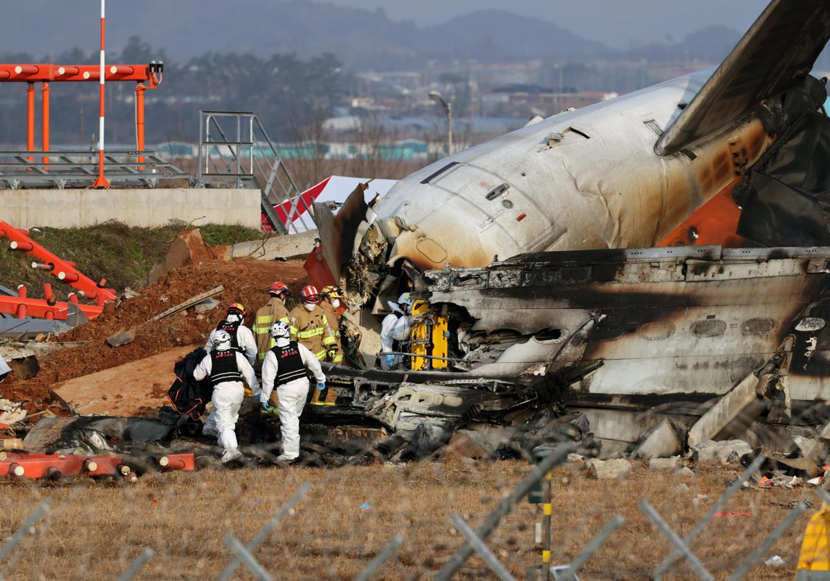 Equipos de rescate buscan supervivientes en el accidente aéreo sucedido en Corea del Sur.