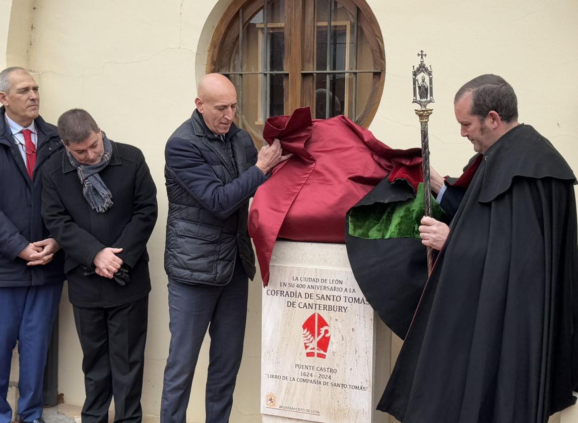 Descubrimiento de la placa conmemorativa.