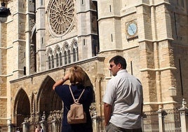 Turistas haciendo fotos a la catedral de León.