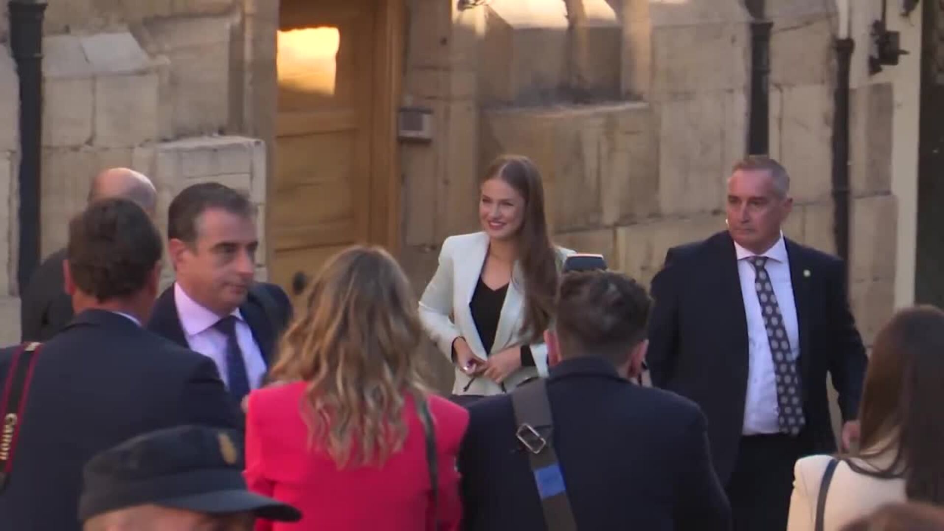 La Princesa Leonor deslumbra en su regreso a Asturias con un impecable traje en color azul