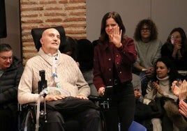 Urbano González y su mujer Ana Carlota Amigo a su llegada a la presentación.