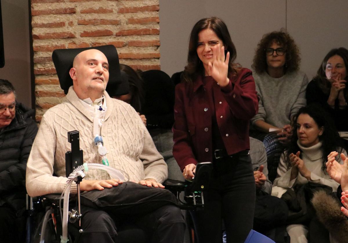 Urbano González y su mujer Ana Carlota Amigo a su llegada a la presentación.