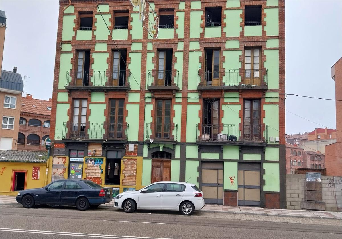 Un incendio vuelve a poner el foco en el edificio okupado de Doctor Fleming