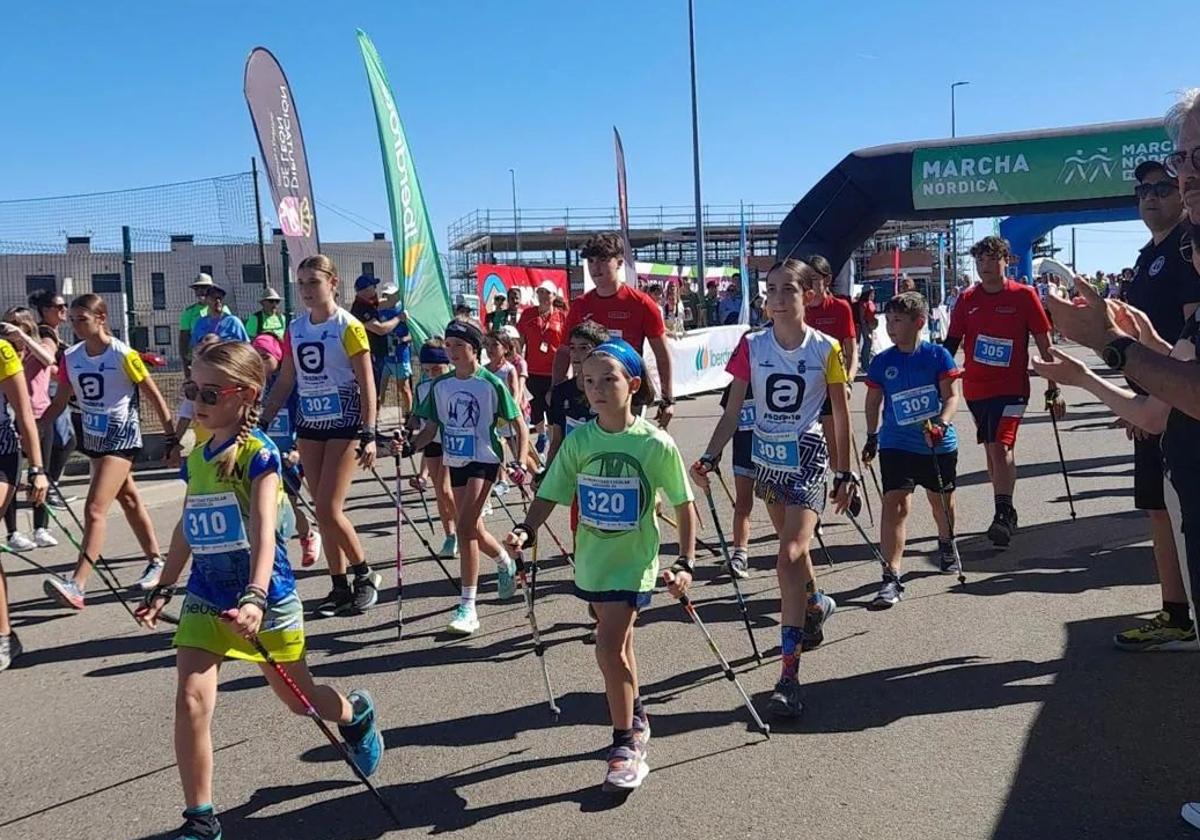 Corredores de marcha nordica en Sariegos