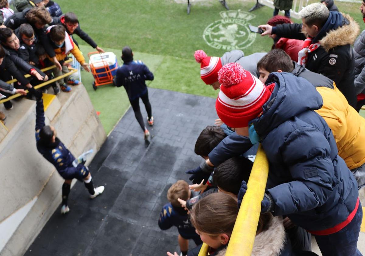 Los niños saludando a los jugadores de la Cultural antes de saltar al campo.