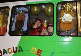 Unos niños saludando desde el interior de un autobús