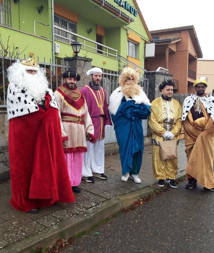 Imagen secundaria 2 - Los Reyes Magos hacen parada en la provincia: en tractor o bajo la lona