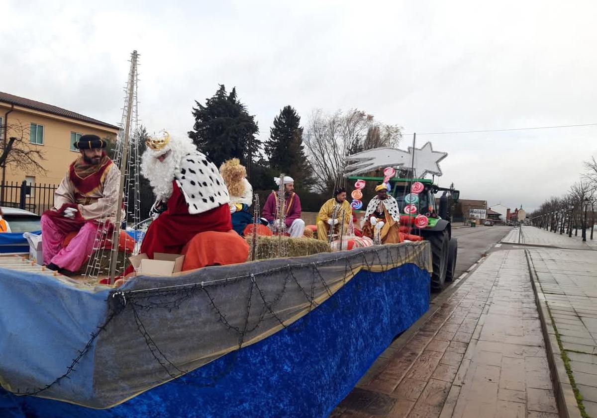Imagen principal - Los Reyes Magos hacen parada en la provincia: en tractor o bajo la lona