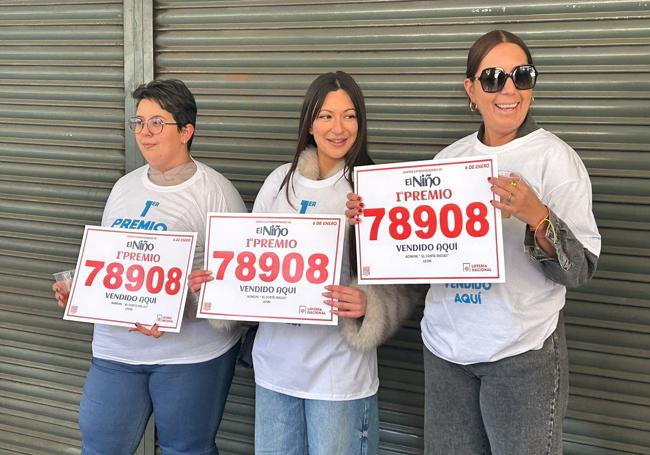 Natalia Gutiérrez, izquierda; Carmen González, medio; y Raquel Miguélez, hija del lotero.