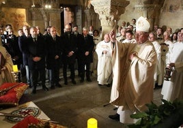 El Obispo de León, Luis Ángel de las Heras, durante el responso y homenaje a los reyes de León.