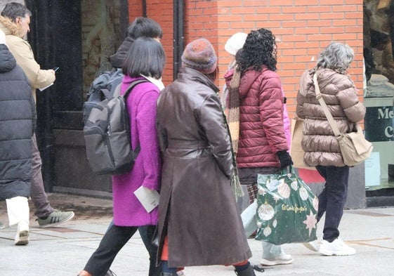 Gente por la calle en León durante Navidad.