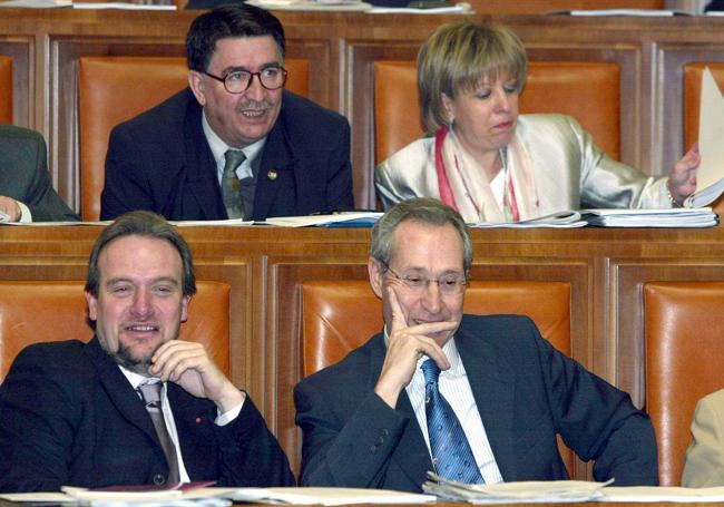 En la imagen, los procuradores socialistas José Francisco Martín (I) y Antonio Losa Torres en la primera jornada del pleno de las Cortes de Castilla y León.