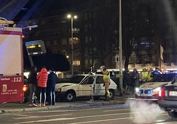 Pierde el control y tira un semáforo y un letrero de buses en Pendón de Baeza