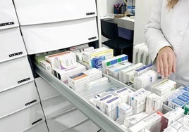 Dispensario de medicamentos en una farmacia.