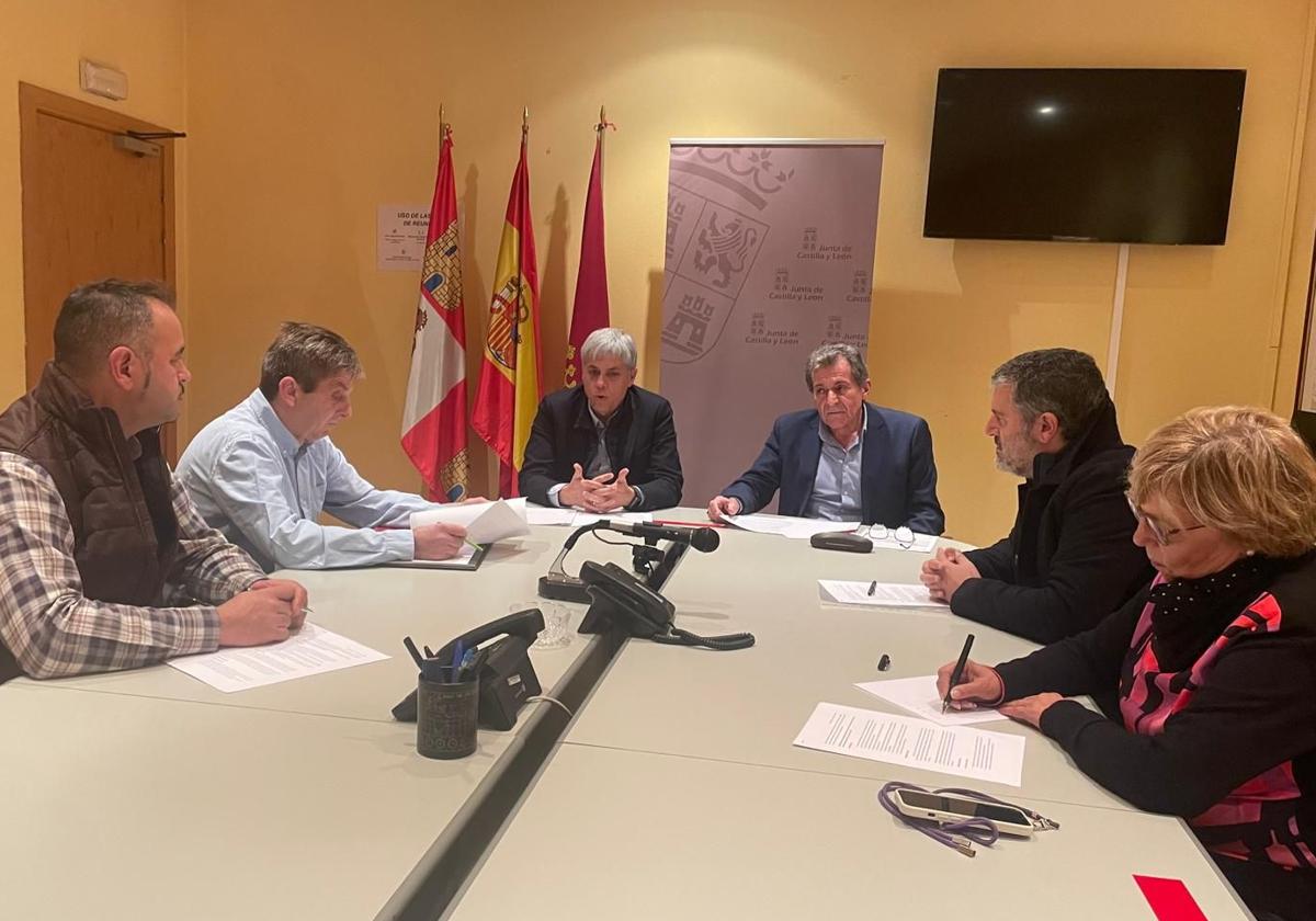 Los cinco ganaderos de Babia y Omaña buscan de la mano de Junta, alcaldes y Asaja que alguien recoja su leche