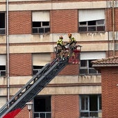 Bomberos intervienen en un edificio abandonado de León para evitar desprendimientos