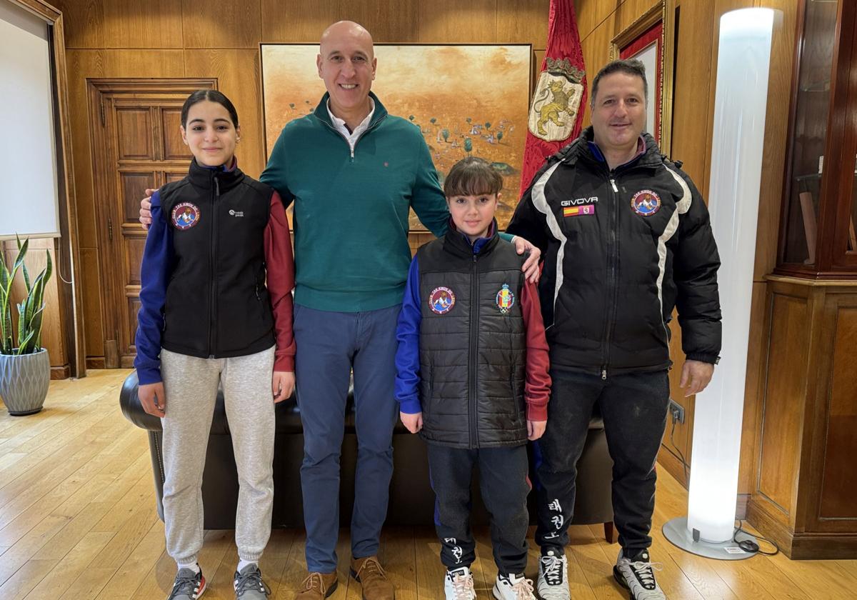 Recibimiento de honor a dos taekwondistas leonesas de medalla