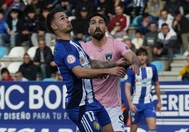 Carrique pelea por un balón ante el Sestao.