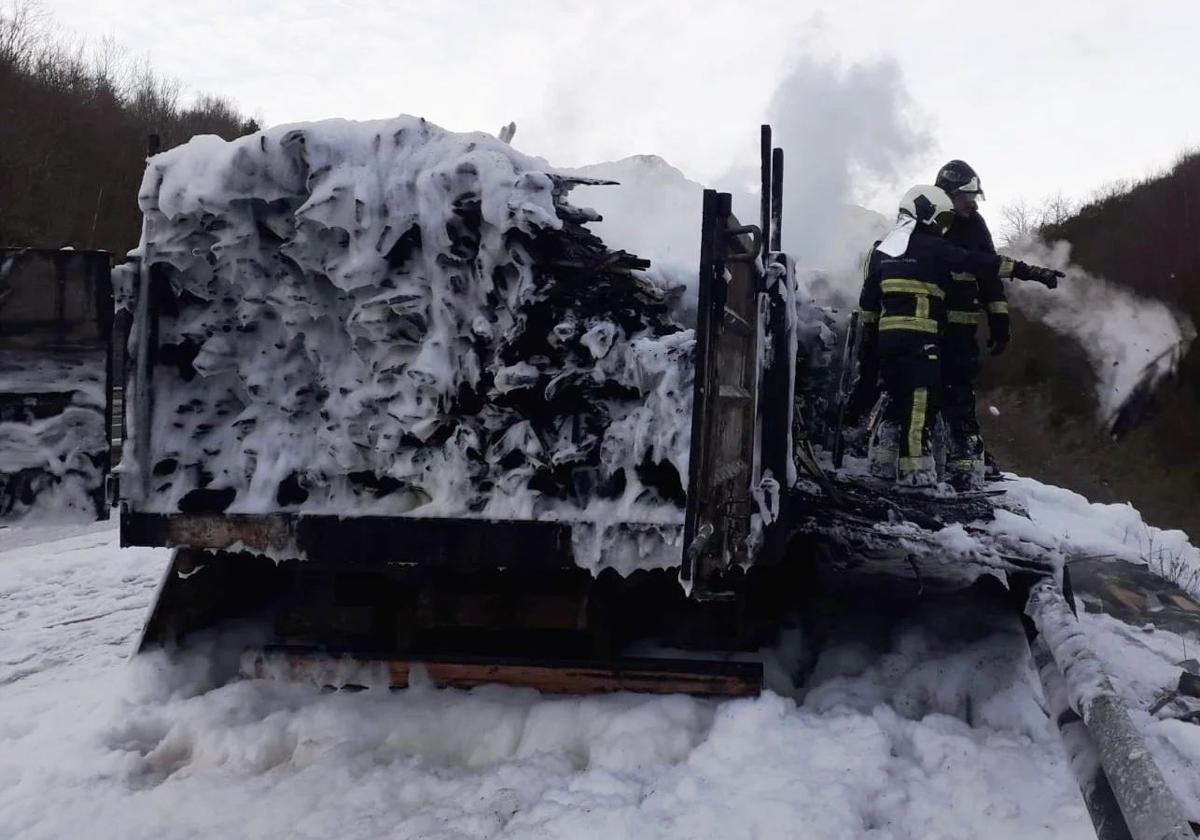 Así quedó el camión calcinado en la AP-66