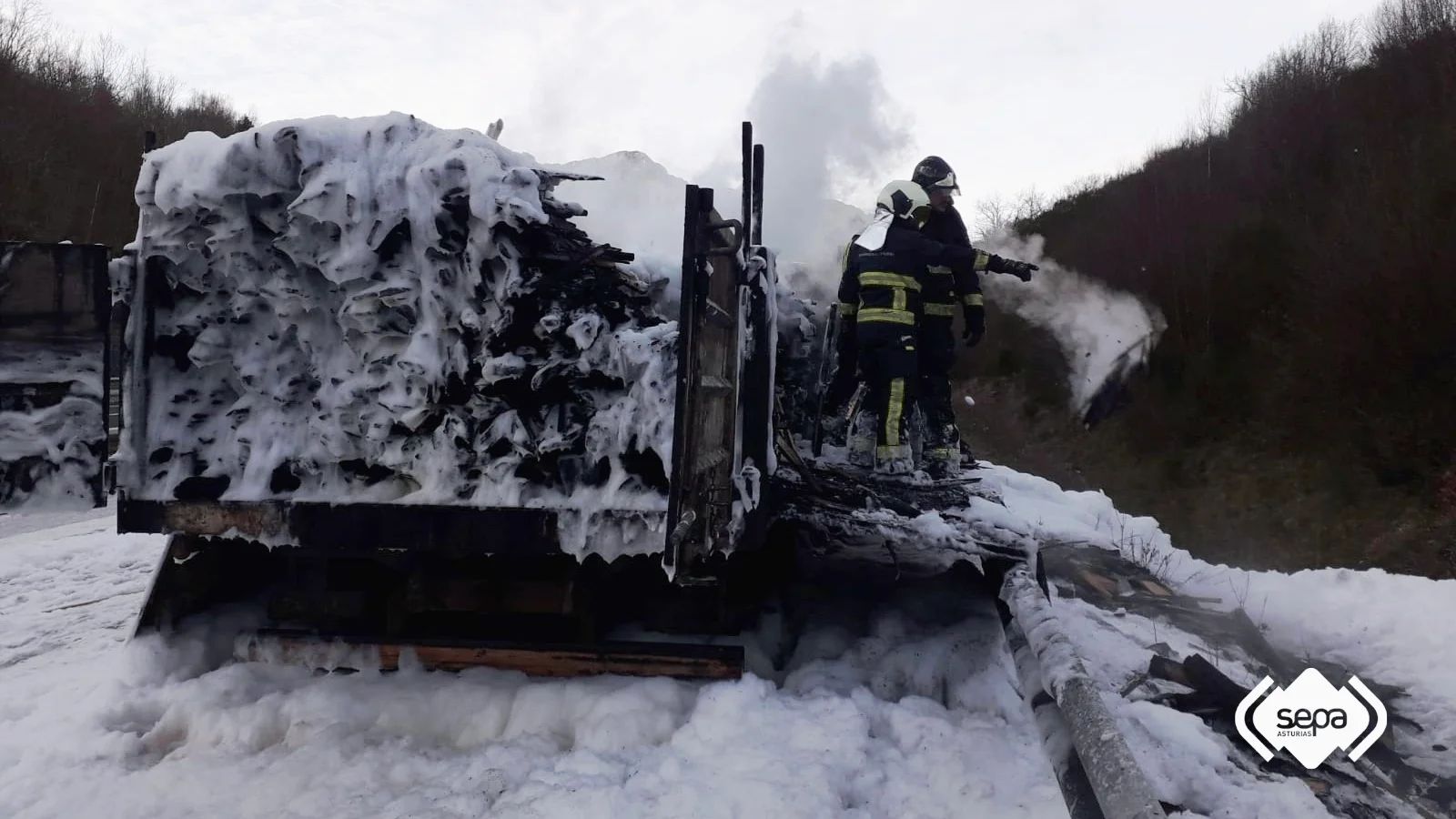 Así quedó el camión calcinado en la AP-66