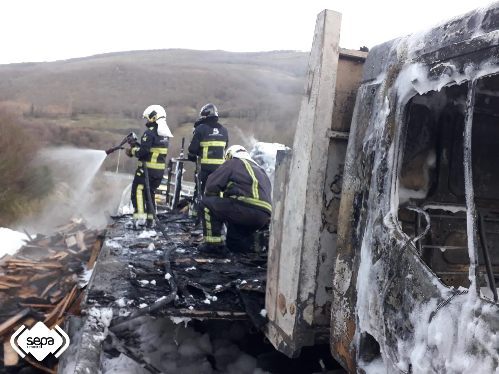 Así quedó el camión calcinado en la AP-66