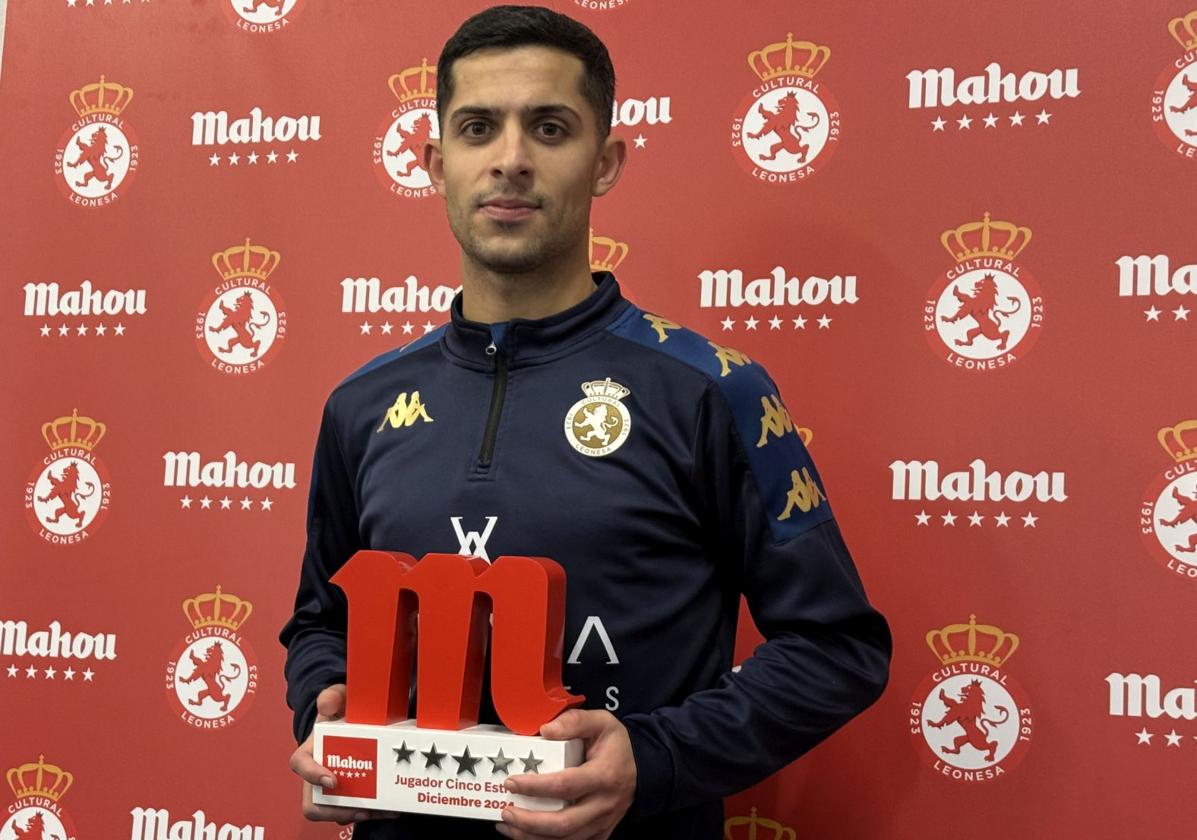 Bicho posa con el premio de mejor jugador de diciembre en la Cultural.