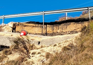 Una carretera se hunde en pleno casco urbano de una localidad leonesa