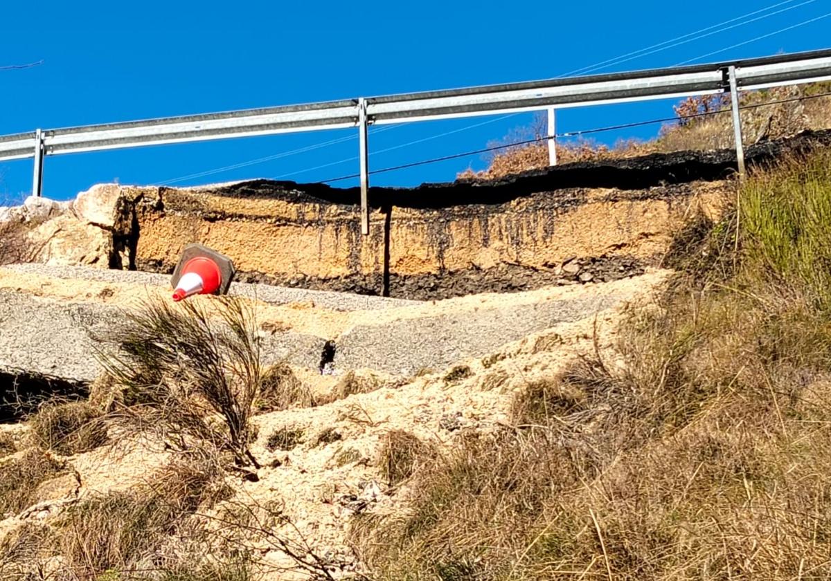 Desprendimiento en la LE-493 a su paso por Villanueva de Omaña.