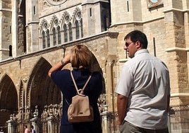 Turistas en la Catedral de León.