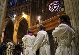 La Catedral de León acoge el funeral por Manuel Pérez Recio.