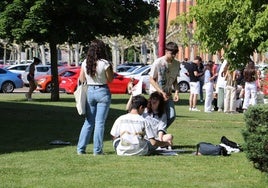 Jóvenes en el campus de Vegazana.