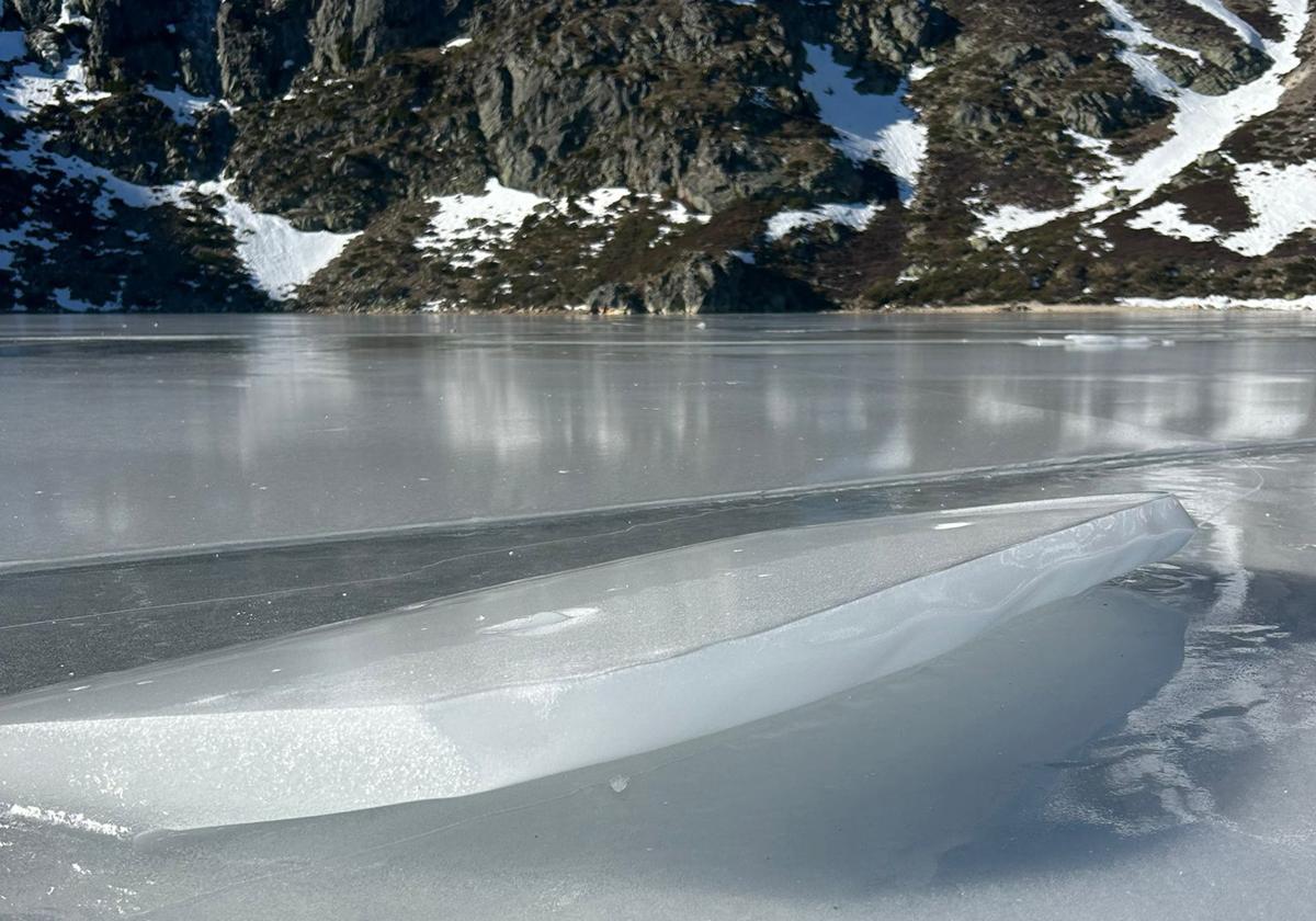 Una placa de hielo que cubre el lago Ausente.