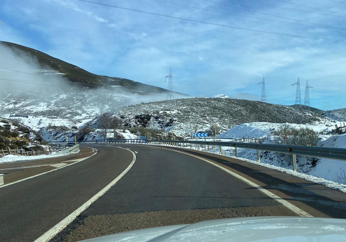 Estado de la carretera en el puerto de Pajares.