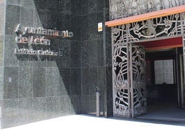 Entrada del edificio de Ordoño II del Ayuntamiento de León.