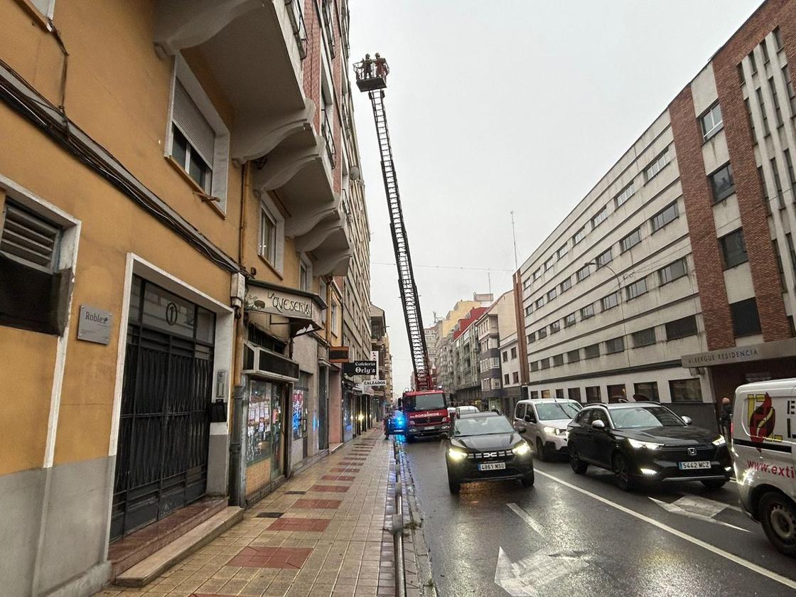 Intervención de Bomberos de León en Alcalde Miguel Castaño