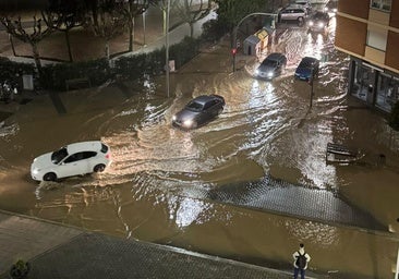 Un reventón en una tubería inunda varias calles de la ciudad de León